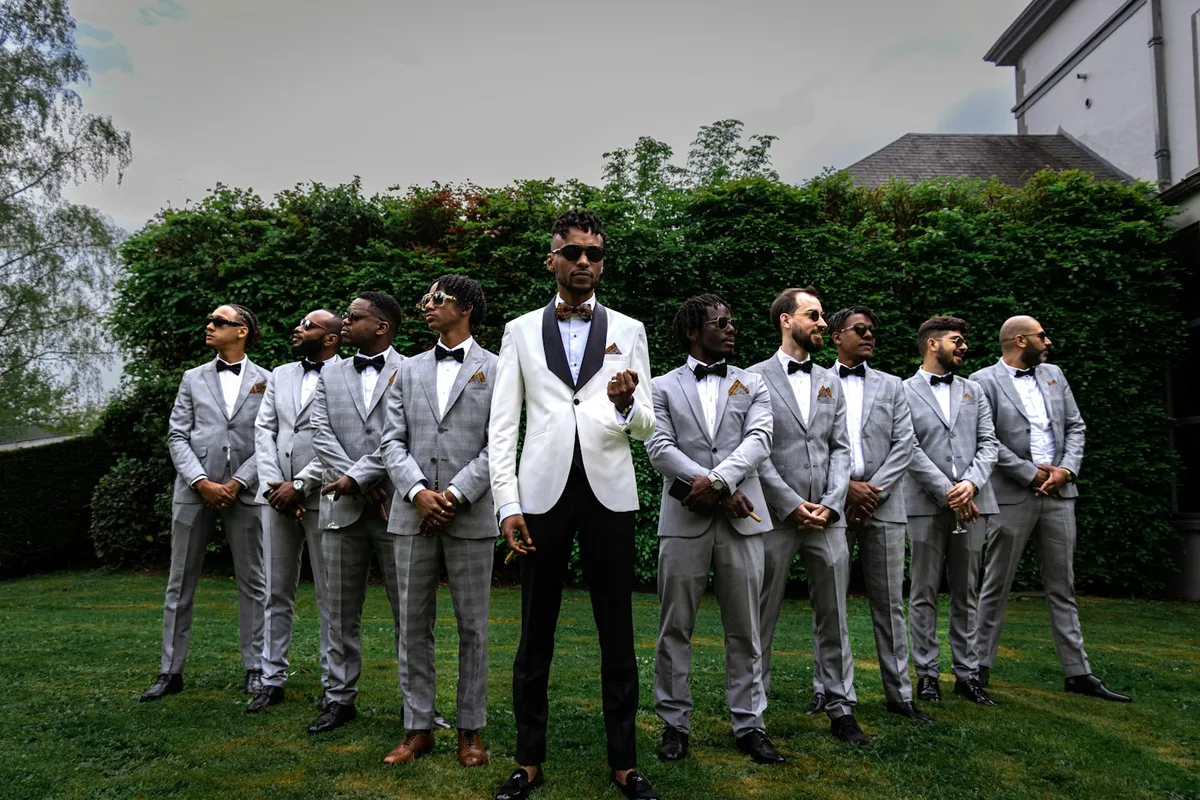 Un groupe d’hommes en costumes gris coordonnés
