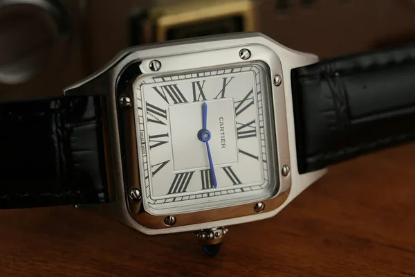 Une montre carrée à cadran blanc