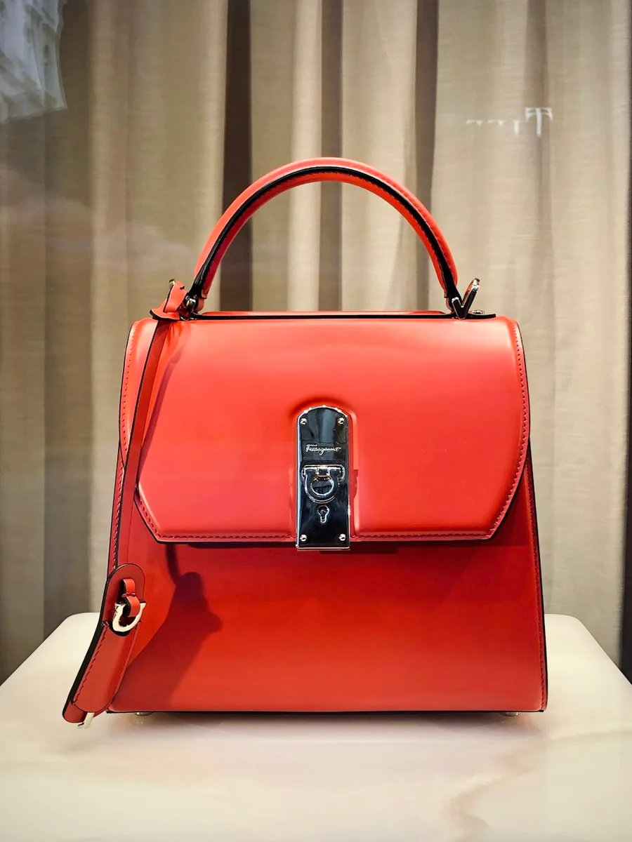 Salvatore Ferragamo, Sac à main en cuir rouge