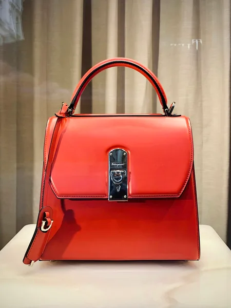 Un sac à main en cuir rouge sur un présentoir