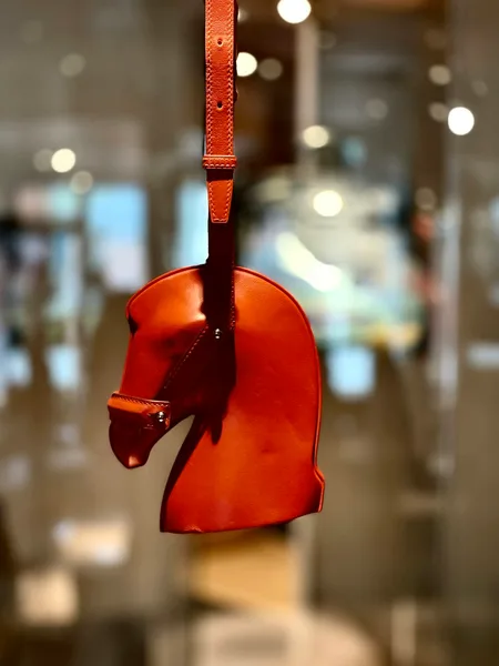 Un charm en cuir rouge en forme de cheval